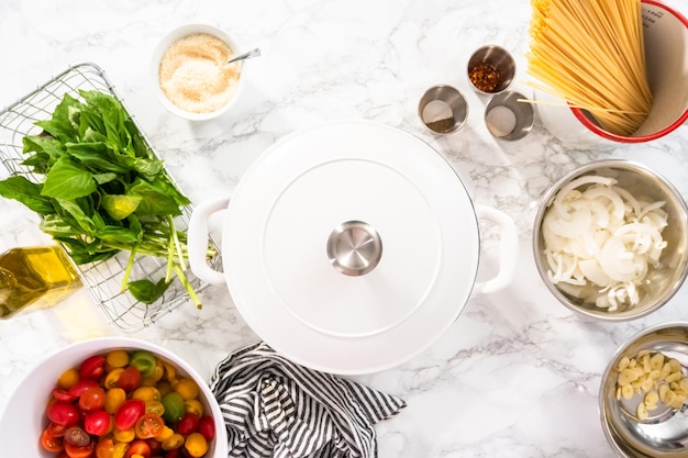 Kolacja przygotowywana w domowej kuchni